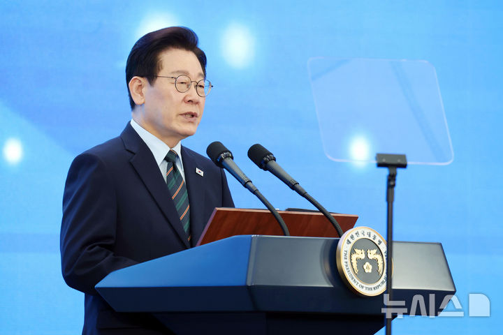 「セマングム　ロボット・水素・AIシティ投資協約式典」で祝辞を述べる李在明大統領