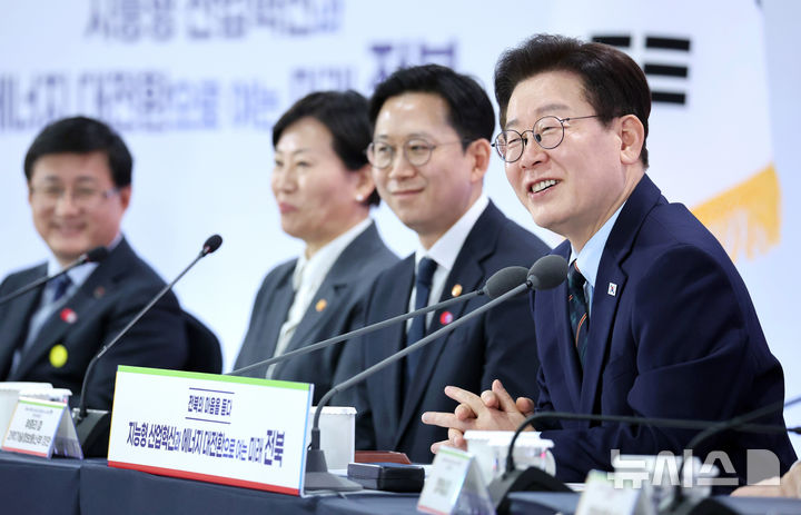 「セマングム　ロボット・水素・AIシティ投資協約式典」で祝辞を述べる李在明大統領