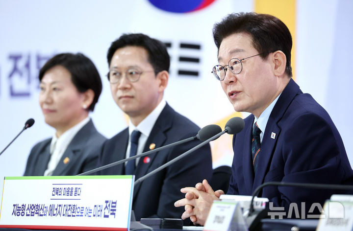 「セマングム　ロボット・水素・AIシティ投資協約式典」で祝辞を述べる李在明大統領