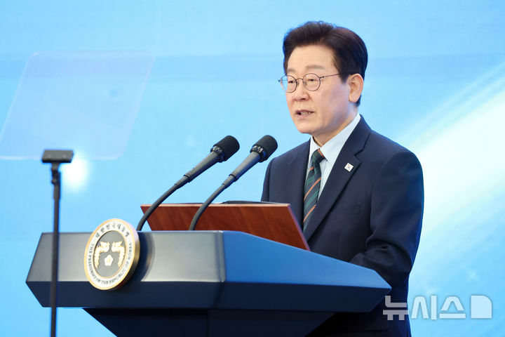 「セマングム　ロボット・水素・AIシティ投資協約式典」で祝辞を述べる李在明大統領