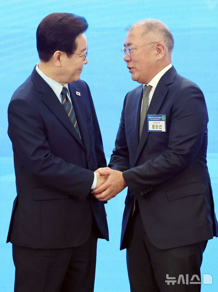 「セマングム　ロボット・水素・AIシティ投資協約式典」で祝辞を述べる李在明大統領