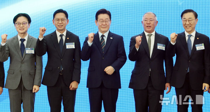 「セマングム　ロボット・水素・AIシティ投資協約式典」で祝辞を述べる李在明大統領