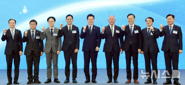 「セマングム　ロボット・水素・AIシティ投資協約式典」で祝辞を述べる李在明大統領