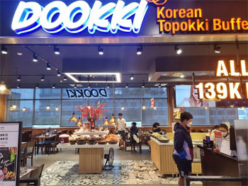 ▲ベトナムにある「トゥッキ・トッポッキ」の店舗。／写真＝NewsisDB