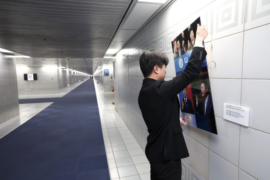 韓国国会地下通路に展示中の尹錫悦前大統領の写真撤去される…代わりに李在明..