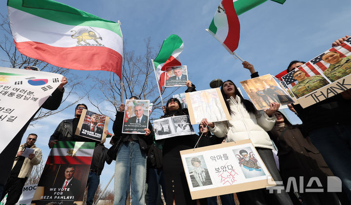 在韓イラン人ネットワーク「イラン政府反対・アメリカ支持」デモ