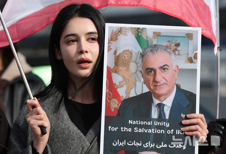 在韓イラン人ネットワーク「イラン政府反対・アメリカ支持」デモ