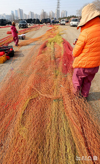 春の操業の準備をする漁業者たち