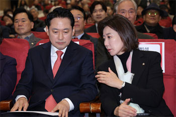 ▲昨年11月26日、ソウル・汝矣島の国会議員会館で開催されたドキュメンタリー映画『独立外交40年：李承晩（イ・スンマン）の孤独な闘争』の試写会で語り合う韓国最大野党・国民の力の張東赫（チャン・ドンヒョク）代表とナ・ギョンウォン議員。写真＝ニュース1