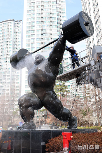 冬の間にたまった汚れを落とす「オリンピック重量挙げ像」　／ソウル