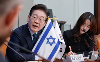 ▲李在明（イ・ジェミョン）大統領がSNSを通じてイスラエルを批判したことを受け、イスラエル外務省が李大統領を「糾弾」するとの声明を発表し、両国関係が1962年の国交樹立以来、最悪の状況を迎えている。写真は李大統領が昨年2月、共に民主党代表として国会でラファエル・ハルパズ駐韓イスラエル大使と面会している様子。／ニュース1