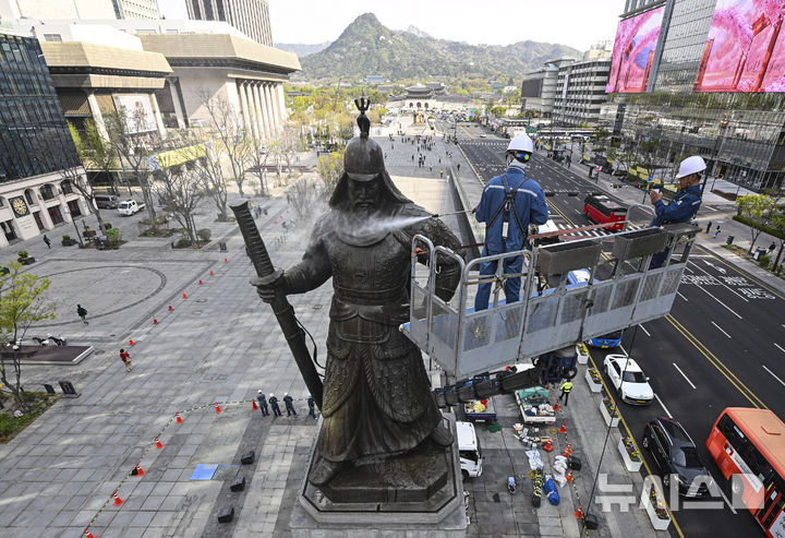 「李舜臣将軍像をきれいにします」　／ソウル