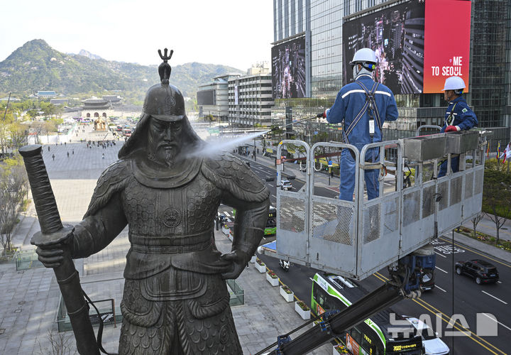 「李舜臣将軍像をきれいにします」　／ソウル