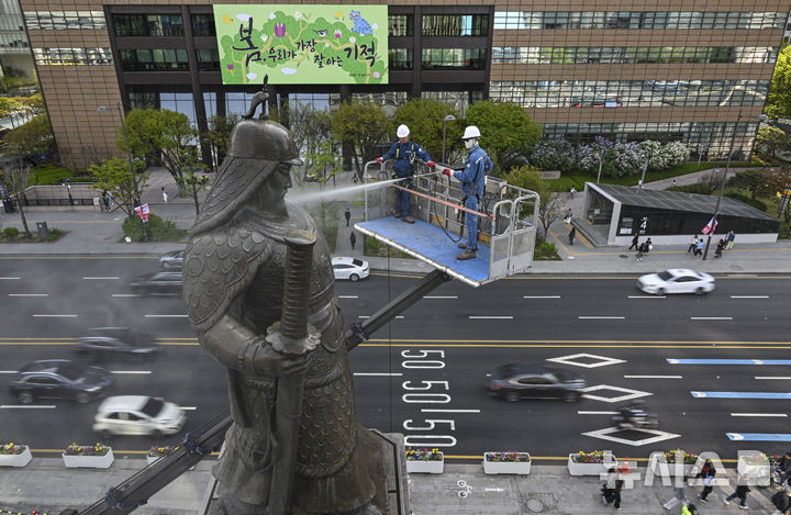 「李舜臣将軍像をきれいにします」　／ソウル