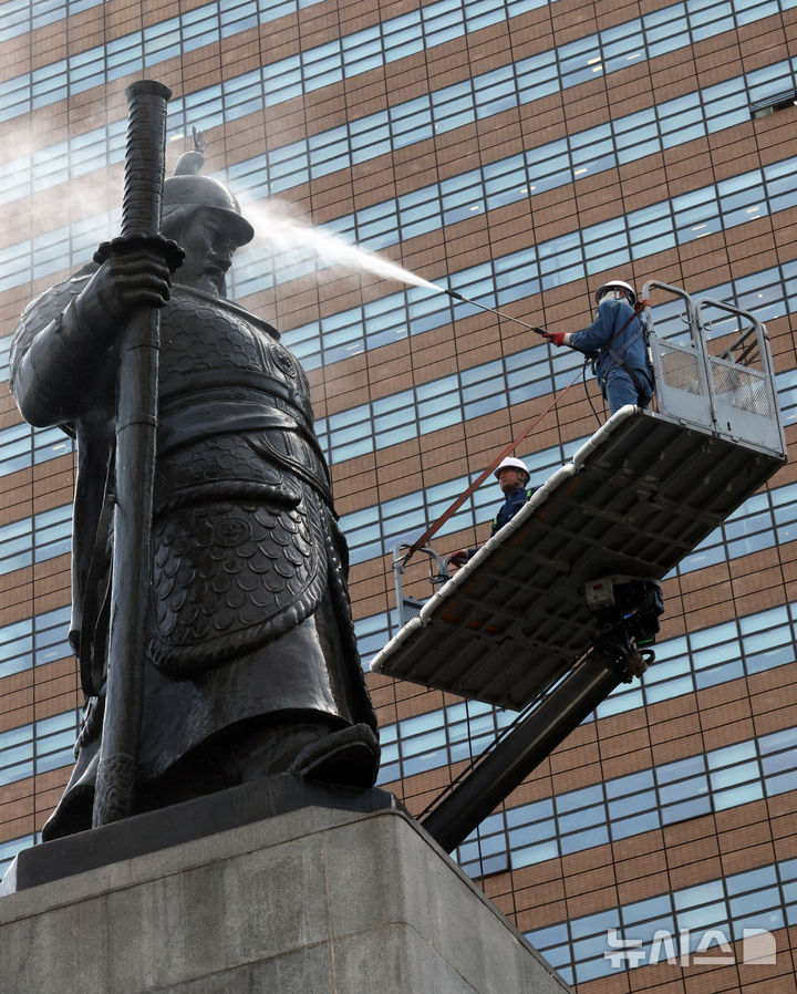 「李舜臣将軍像をきれいにします」　／ソウル