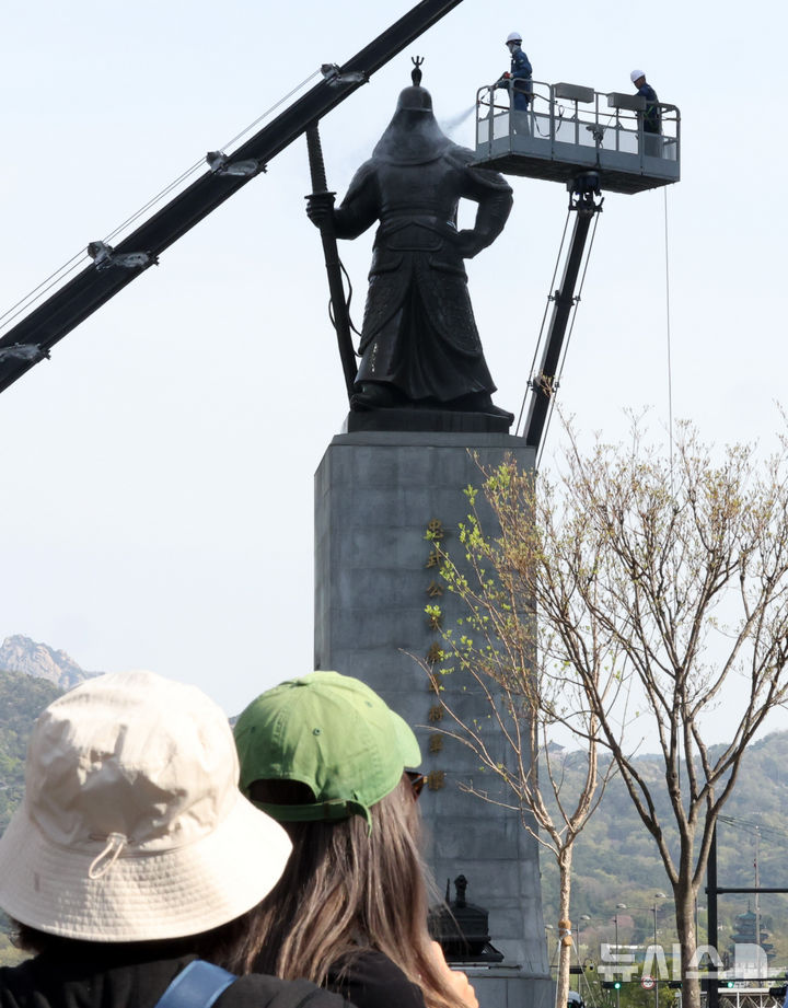 「李舜臣将軍像をきれいにします」　／ソウル