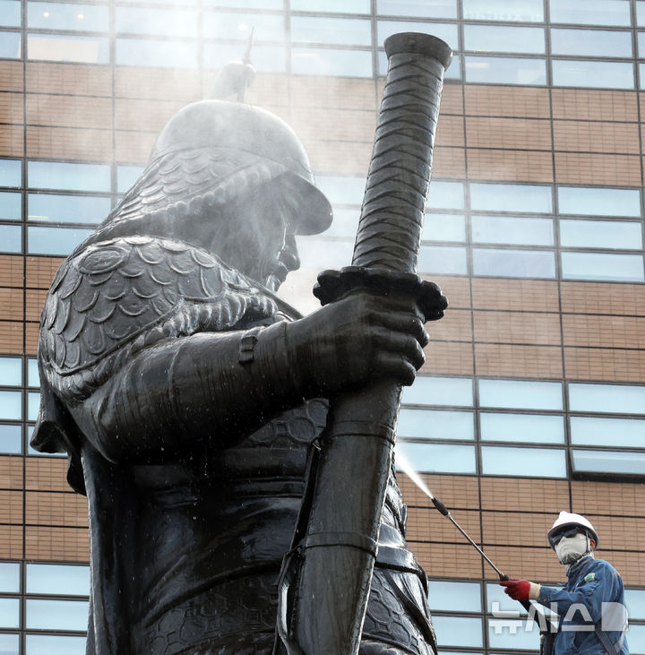 「李舜臣将軍像をきれいにします」　／ソウル