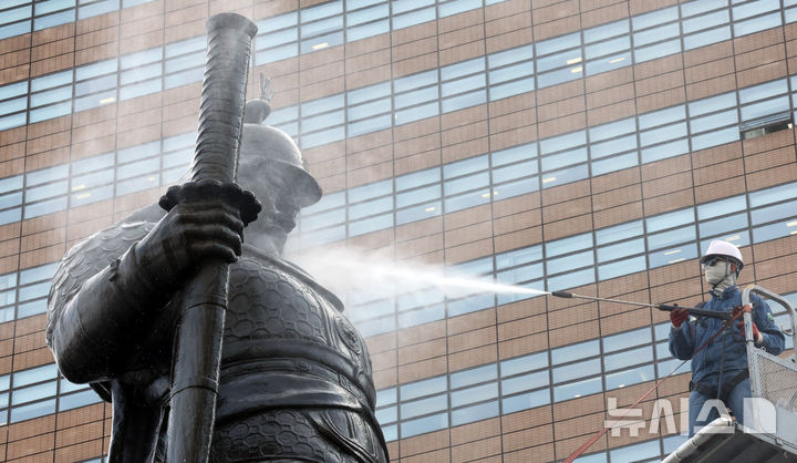 「李舜臣将軍像をきれいにします」　／ソウル