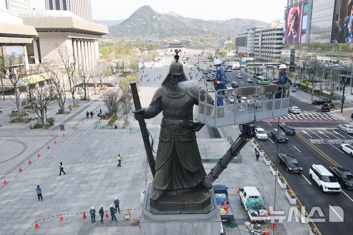 「李舜臣将軍像をきれいにします」　／ソウル