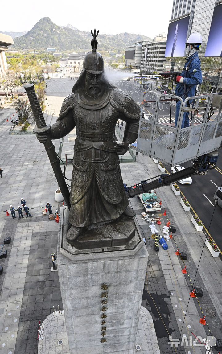 「李舜臣将軍像をきれいにします」　／ソウル