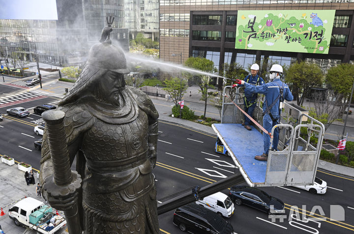 「李舜臣将軍像をきれいにします」　／ソウル