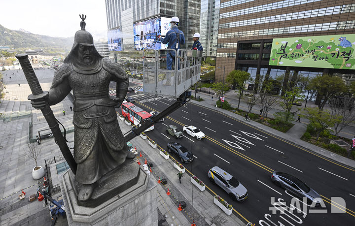 「李舜臣将軍像をきれいにします」　／ソウル