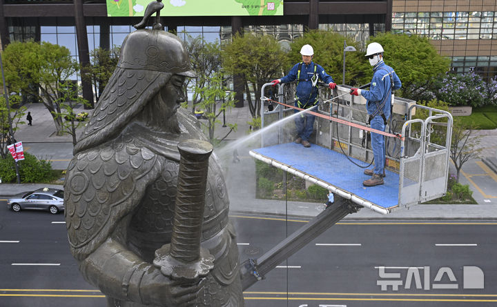 「李舜臣将軍像をきれいにします」　／ソウル
