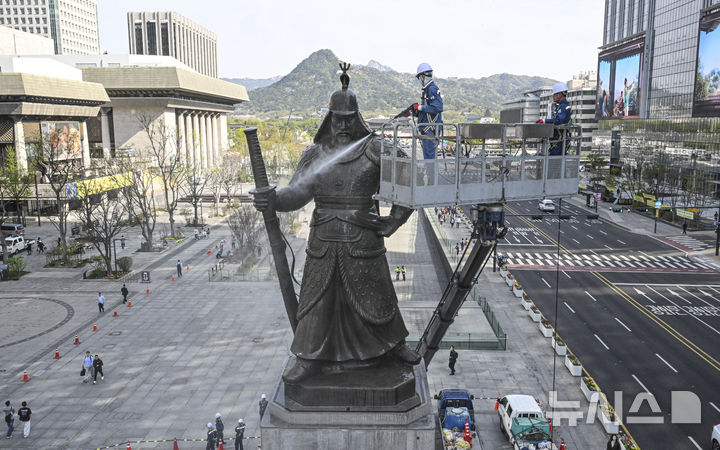 「李舜臣将軍像をきれいにします」　／ソウル