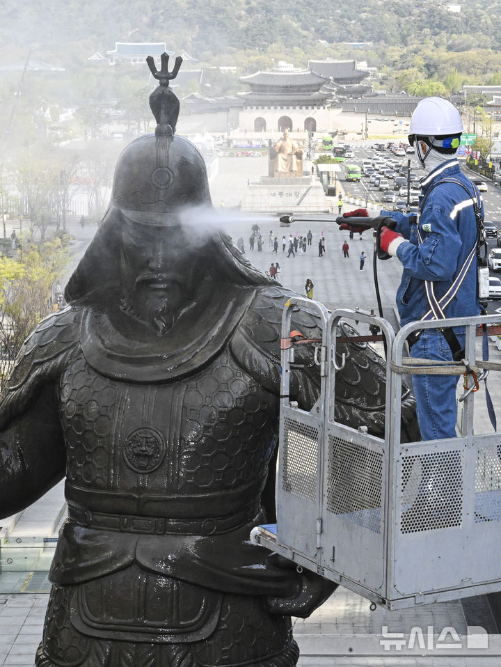 「李舜臣将軍像をきれいにします」　／ソウル