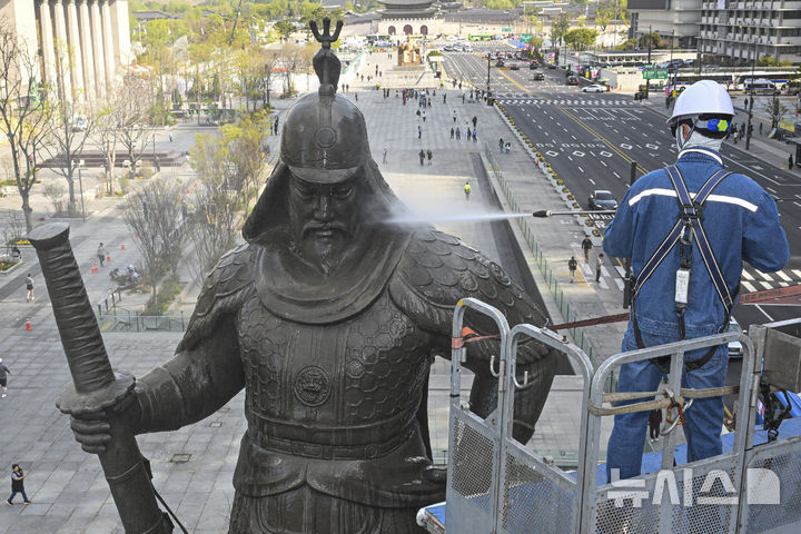 「李舜臣将軍像をきれいにします」　／ソウル