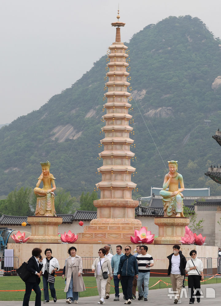 釈迦生誕日の奉祝点灯式を前に設置された奉祝塔