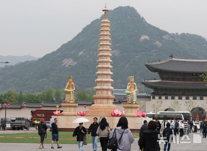 釈迦生誕日の奉祝点灯式を前に設置された奉祝塔