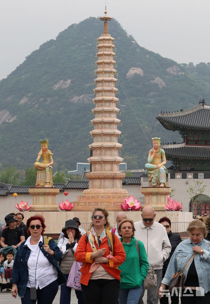 釈迦生誕日の奉祝点灯式を前に設置された奉祝塔