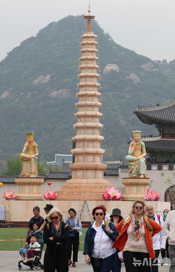 釈迦生誕日の奉祝点灯式を前に設置された奉祝塔