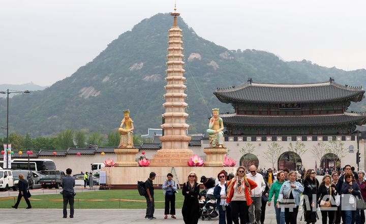 釈迦生誕日の奉祝点灯式を前に設置された奉祝塔
