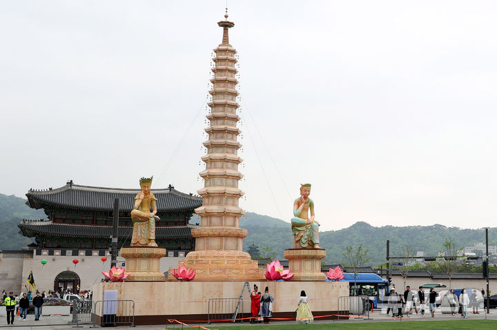 釈迦生誕日の奉祝点灯式を前に設置された奉祝塔