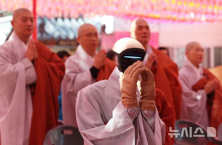 ヒューマノイドロボット僧侶の合掌