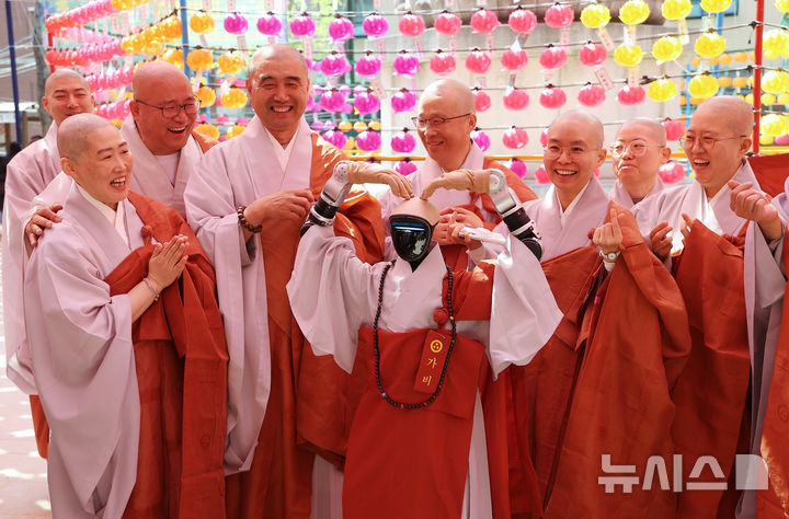 ヒューマノイドロボット僧侶の合掌