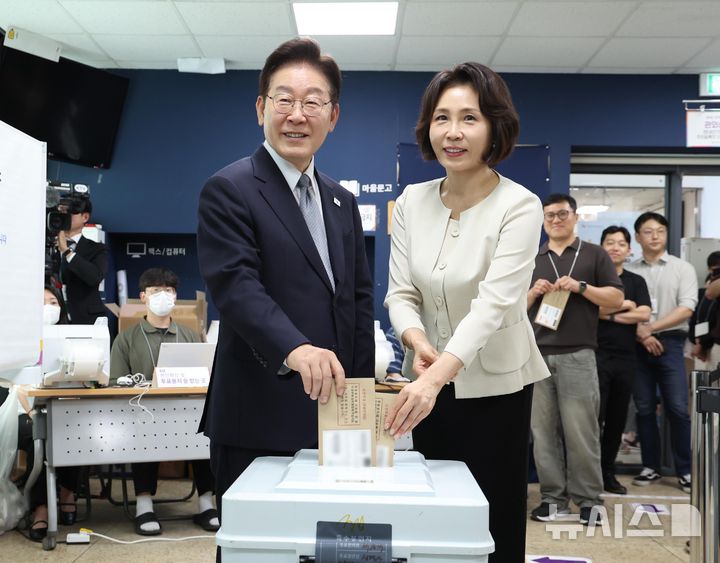 地方選挙の期日前投票を行う李在明大統領と金京恵夫人