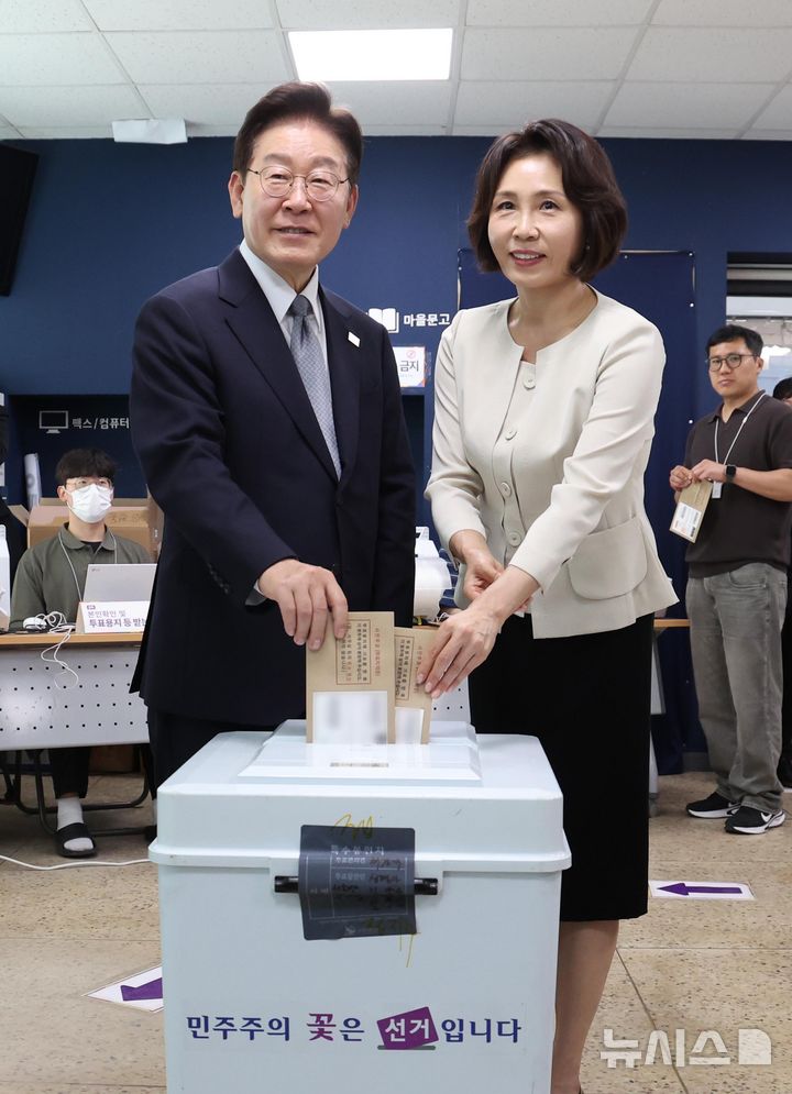 地方選挙の期日前投票を行う李在明大統領と金京恵夫人