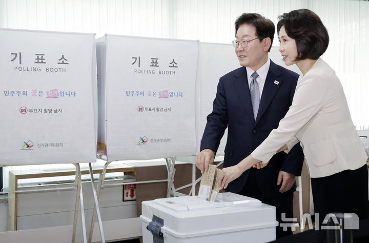 地方選挙の期日前投票を行う李在明大統領と金京恵夫人