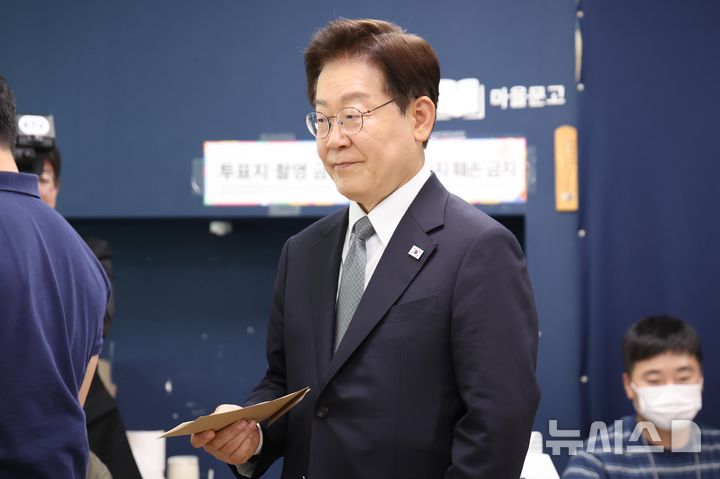 地方選挙の期日前投票を行う李在明大統領と金京恵夫人