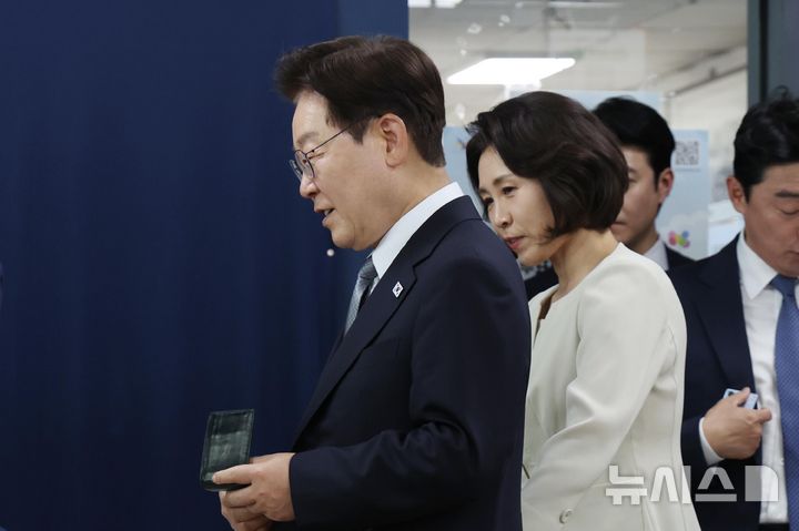 地方選挙の期日前投票を行う李在明大統領と金京恵夫人