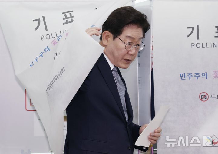 地方選挙の期日前投票を行う李在明大統領と金京恵夫人