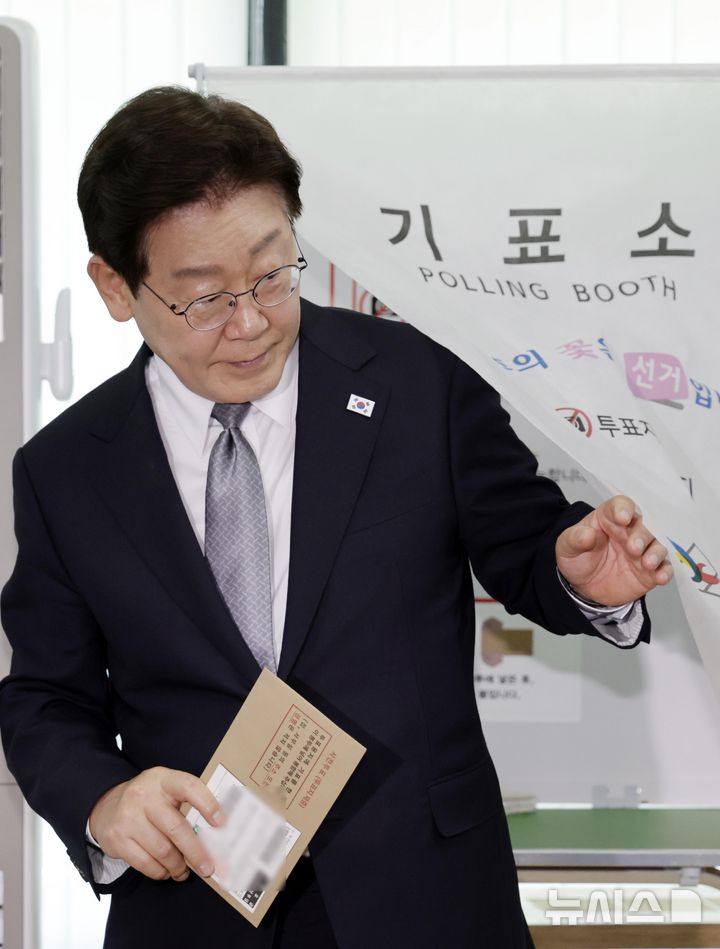地方選挙の期日前投票を行う李在明大統領と金京恵夫人