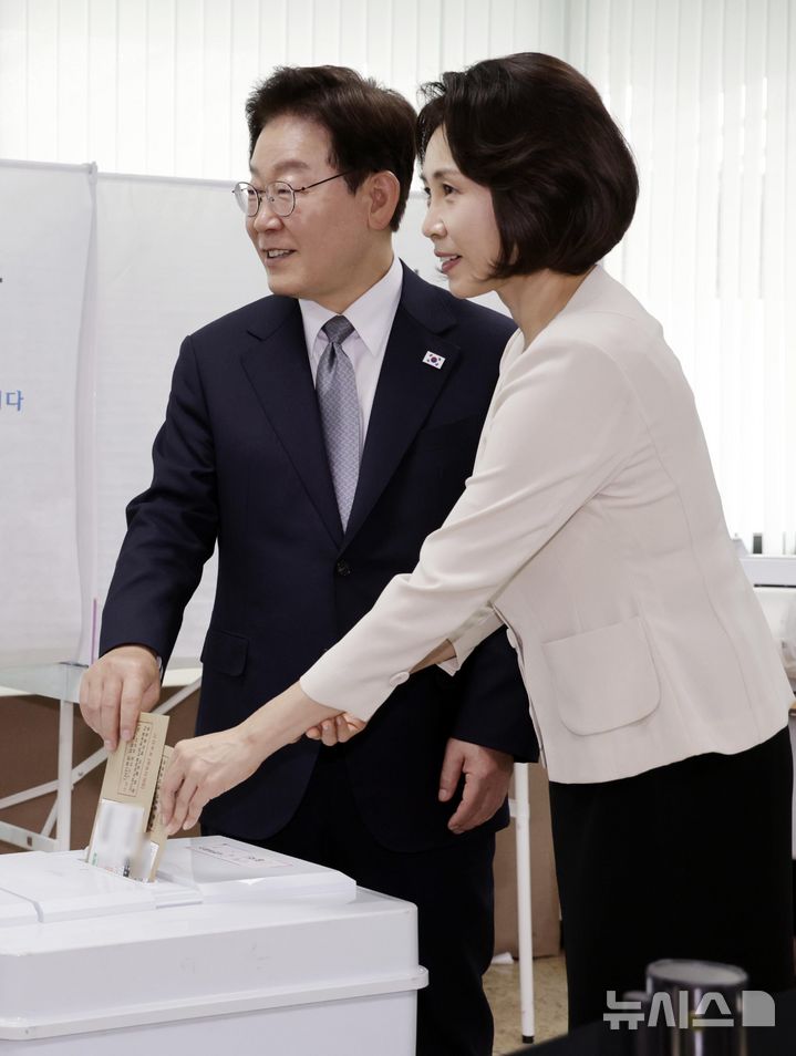 地方選挙の期日前投票を行う李在明大統領と金京恵夫人