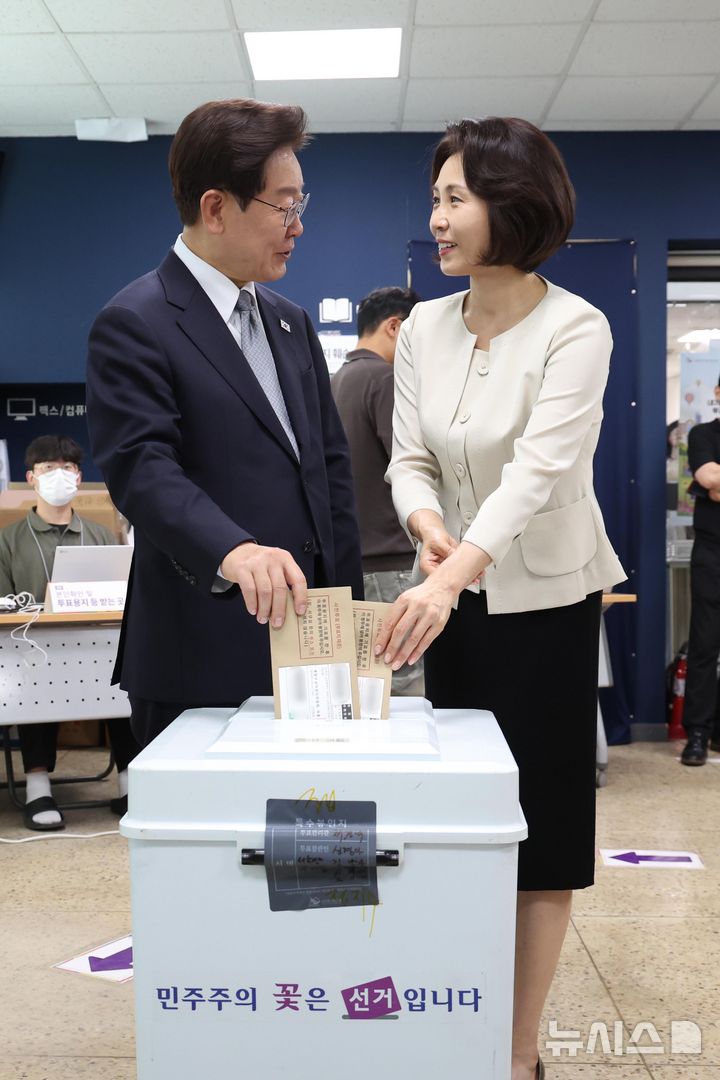 地方選挙の期日前投票を行う李在明大統領と金京恵夫人
