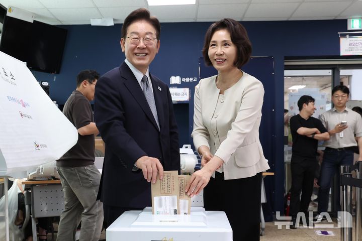 地方選挙の期日前投票を行う李在明大統領と金京恵夫人