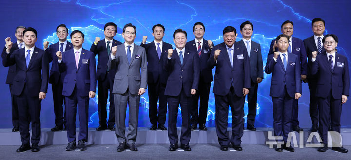 記念撮影をする李在明大統領と出席者たち