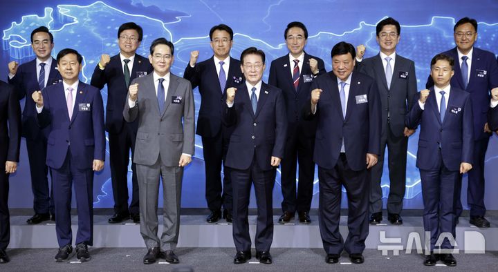 記念撮影をする李在明大統領と出席者たち